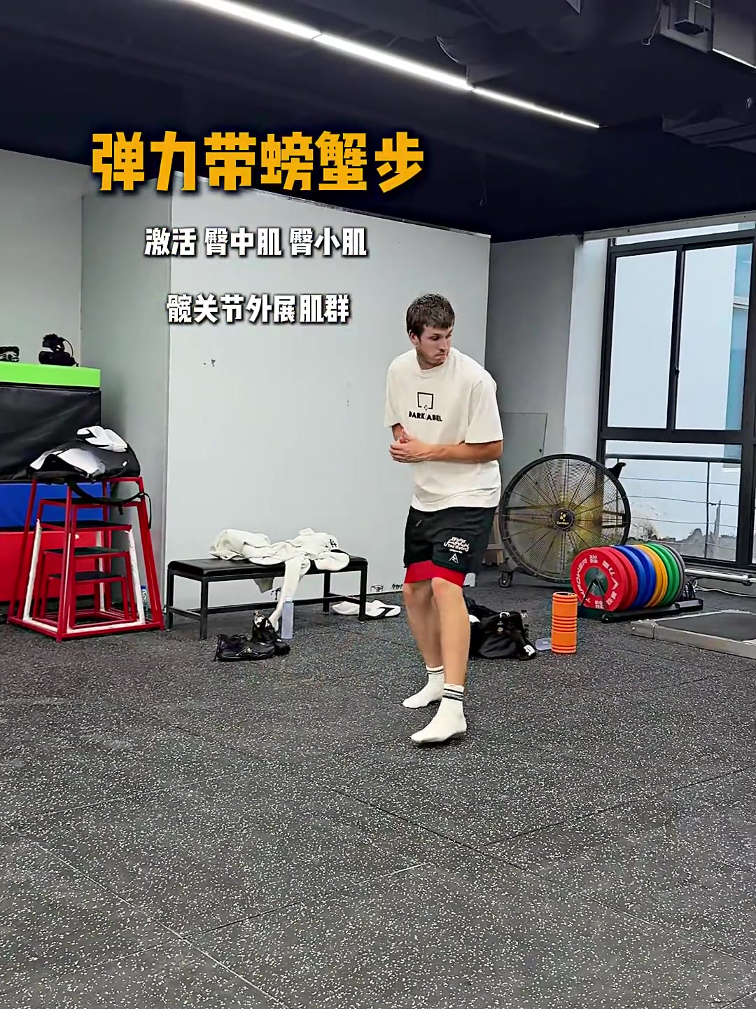 里夫斯中国行期间酒店加练 体能训练视频流出