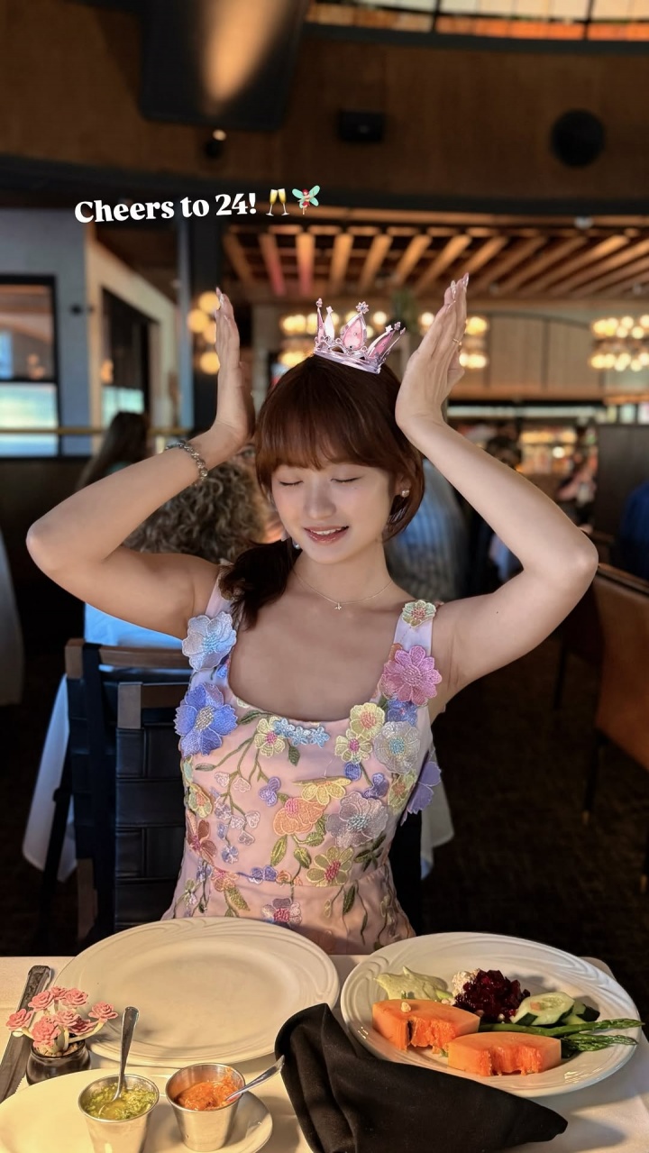 杨瀚森女友24岁生日晒照，两人年龄差三岁