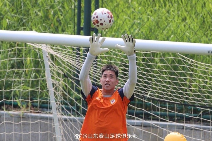 山东泰山开放日200名球迷到场，全队合影后下午转战青岛