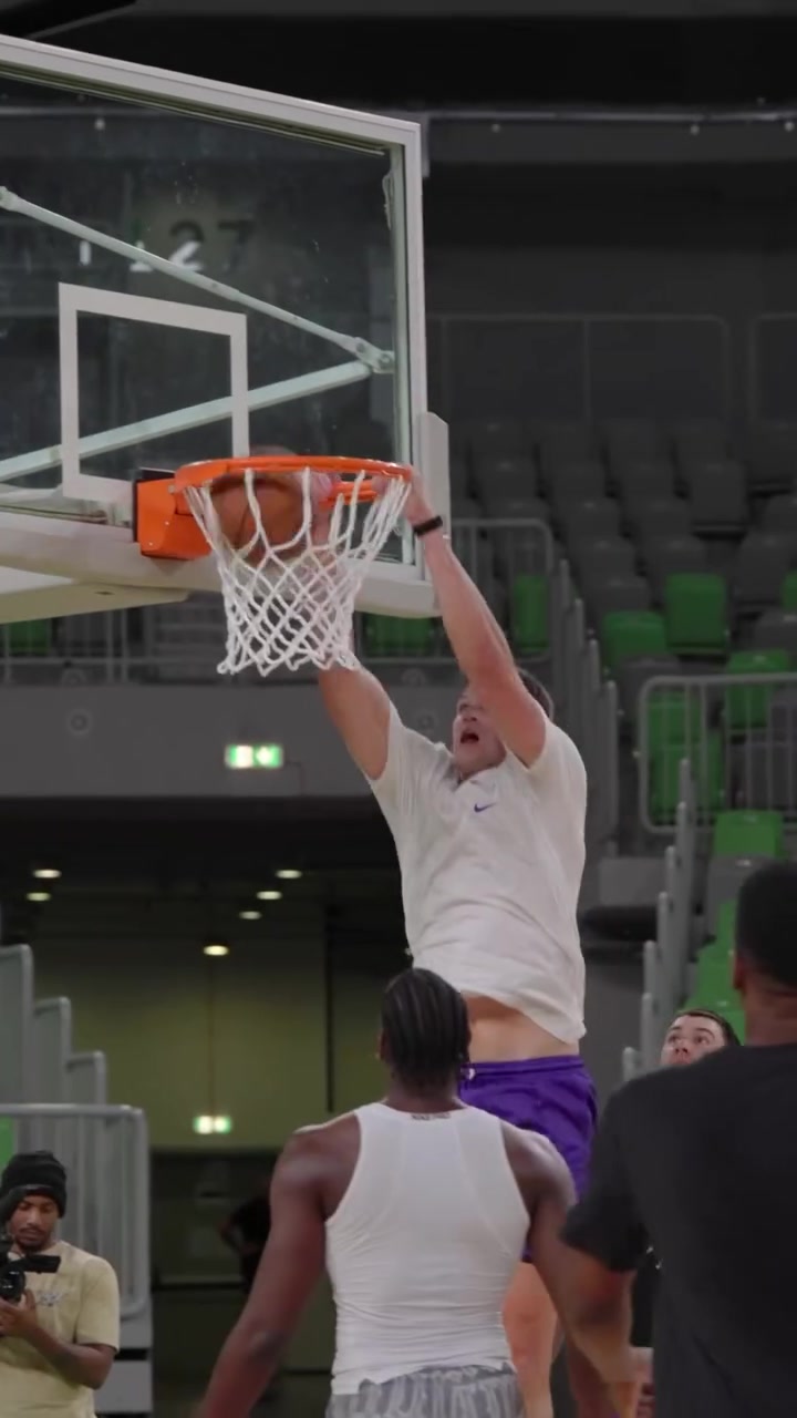 气氛热烈！湖人官方晒训练视频：东契奇连线凯斯勒 布朗尼飚三分