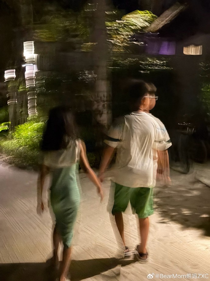 翟晓川妻子晒全家马尔代夫度假照：赴十年之约 变黑哪有快乐重要