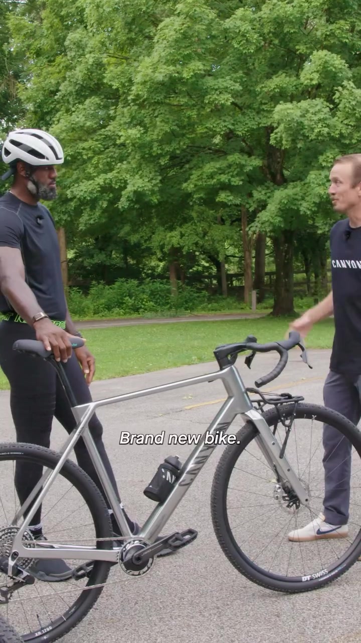 重回童年！詹姆斯晒与发小在家乡骑车兜风：仍是来自阿克伦的少年