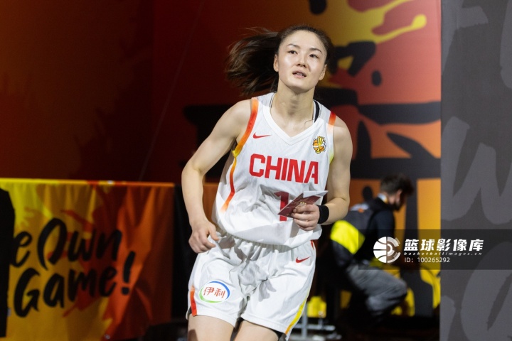 杨毅:女篮这拨球员已不年轻了 最小的罗欣棫也24岁了 张曼曼29岁