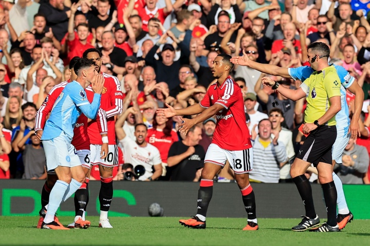 TA评曼市德比判罚：B费吃张黄牌才算合理，但VAR不能介入黄牌判罚